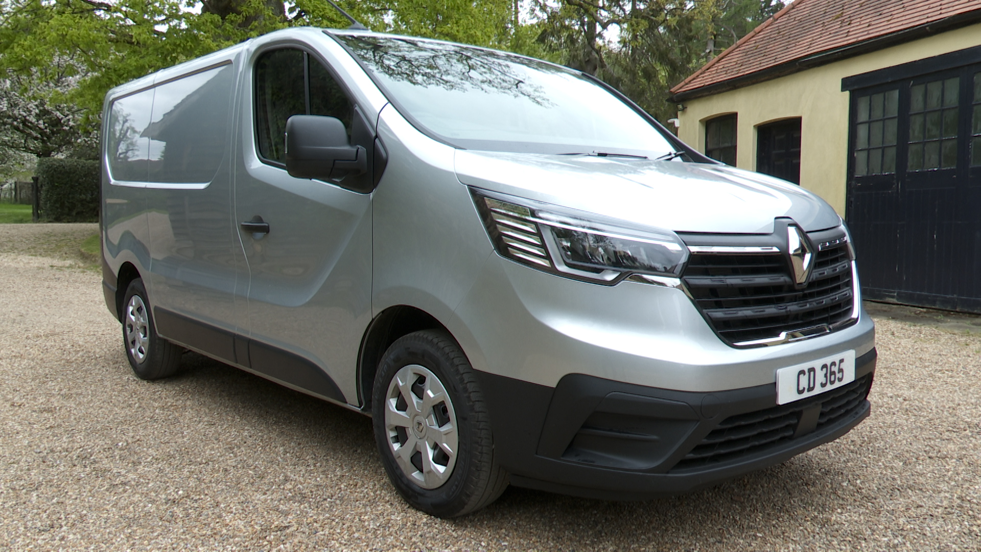 RENAULT TRAFIC SWB MINIBUS DIESEL Electric Lease